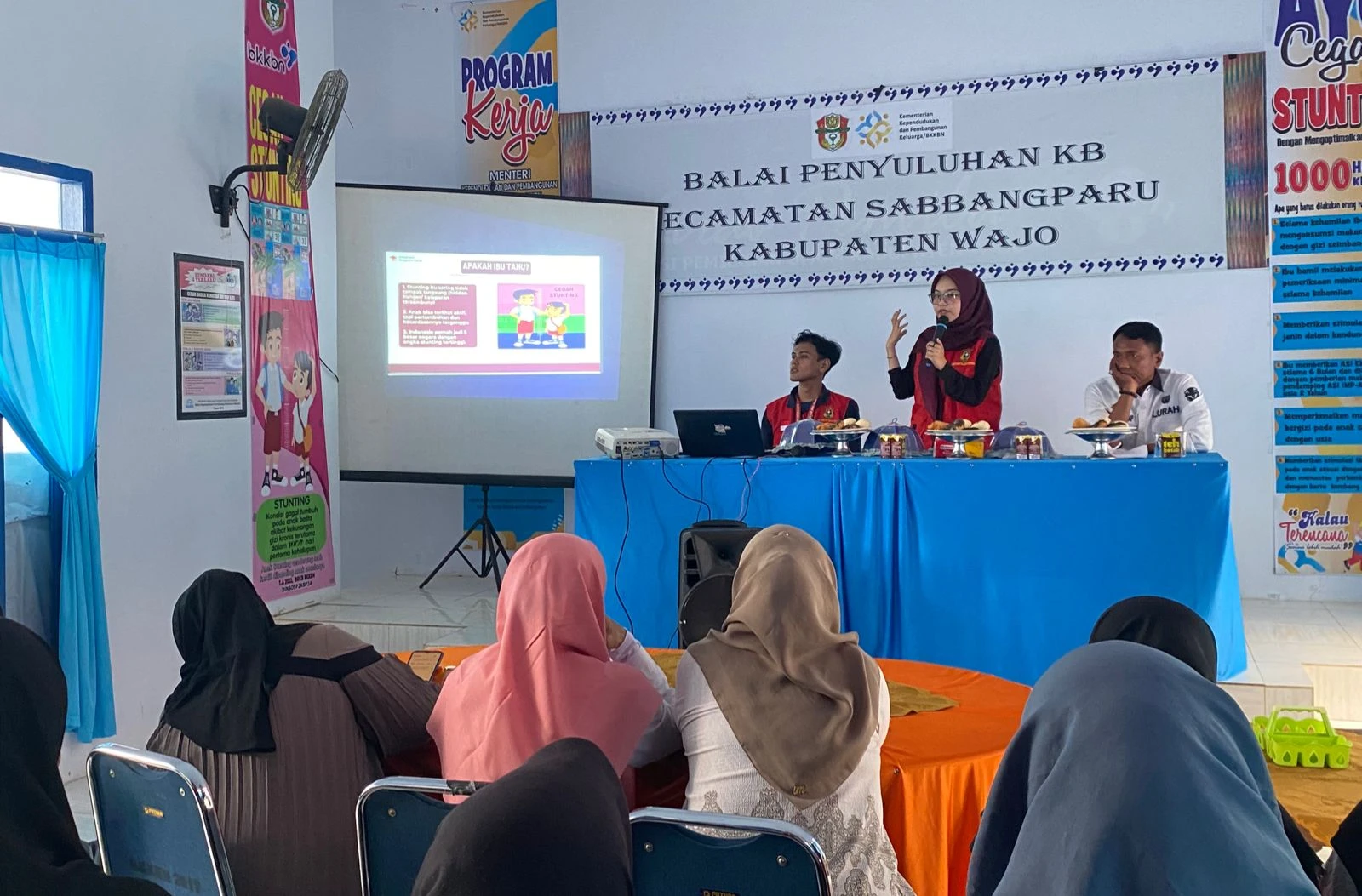 Mahasiswa KKN 114 Kabupaten Wajo saat memberikan penyuluhan mengenai pencegahan stunting kepada warga Kelurahan Sompe, Rabu (23/7/2025). Sosialisasi ini menekankan pentingnya pengawasan 1000 hari pertama kehidupan anak sebagai investasi masa depan. Kredit: Dokumentasi KKN 114 Unhas.